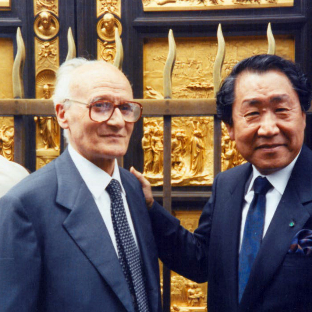 Choichiro Motoyama e Aldo Marinelli davanti alla replica delle Porte del Paradiso il giorno dell'inaugurazione nel Maggio 1990